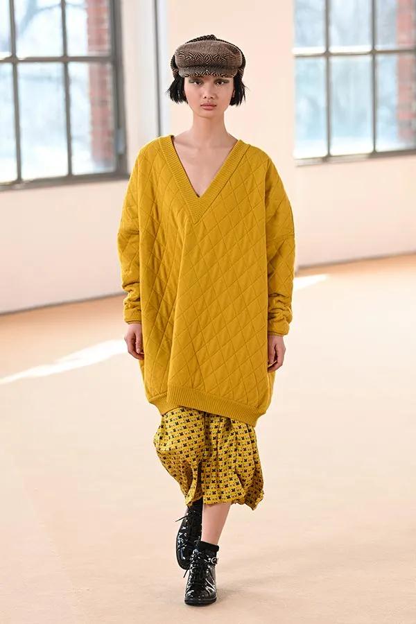 2021秋冬女裝十大流行色 晴空藍(lán)、嫩粉紅等色彩都很美(圖15)