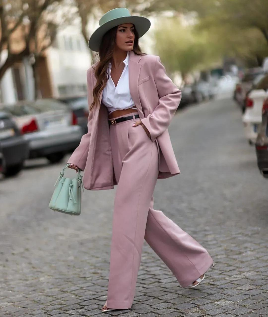 2021秋冬女裝十大流行色 晴空藍(lán)、嫩粉紅等色彩都很美(圖24)