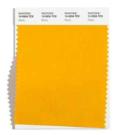 2021秋冬女裝十大流行色 晴空藍(lán)、嫩粉紅等色彩都很美(圖29)