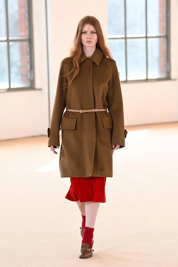 2021秋冬女裝十大流行色 晴空藍(lán)、嫩粉紅等色彩都很美(圖28)